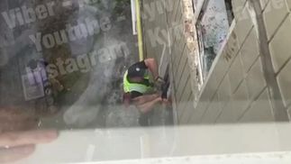 У Києві чоловік виліз з вікна квартири та різав собі руки: відео 18+