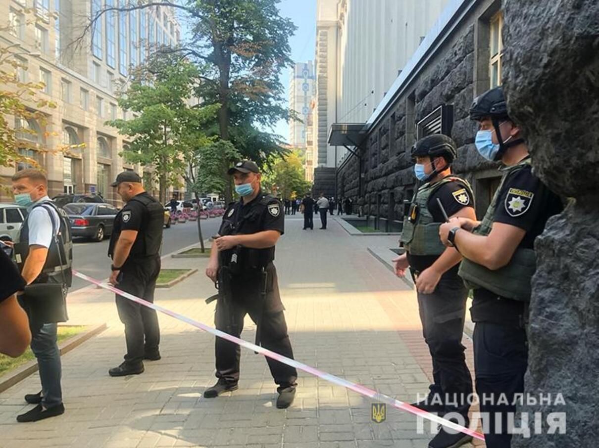 Мужчина с гранатой вошел в Кабмин: полиция проводит спецоперацию