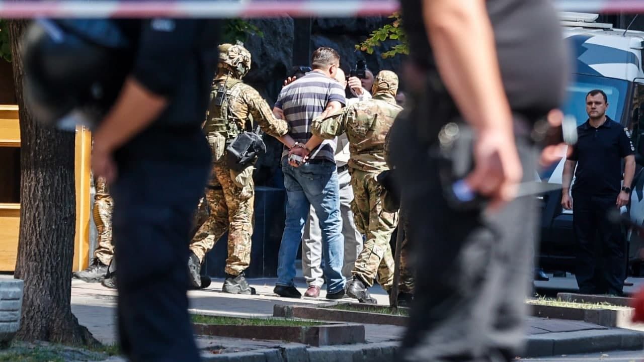Мужчину, который захватил здание Кабмина, задержали: видео