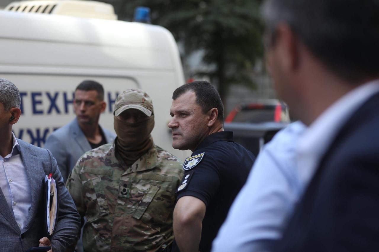 Мужчина, что с гранатой захватил Кабмин, сдался после разговора с другом Мужчина, что с гранатой захватил Кабмин, сдался после разговора с другом