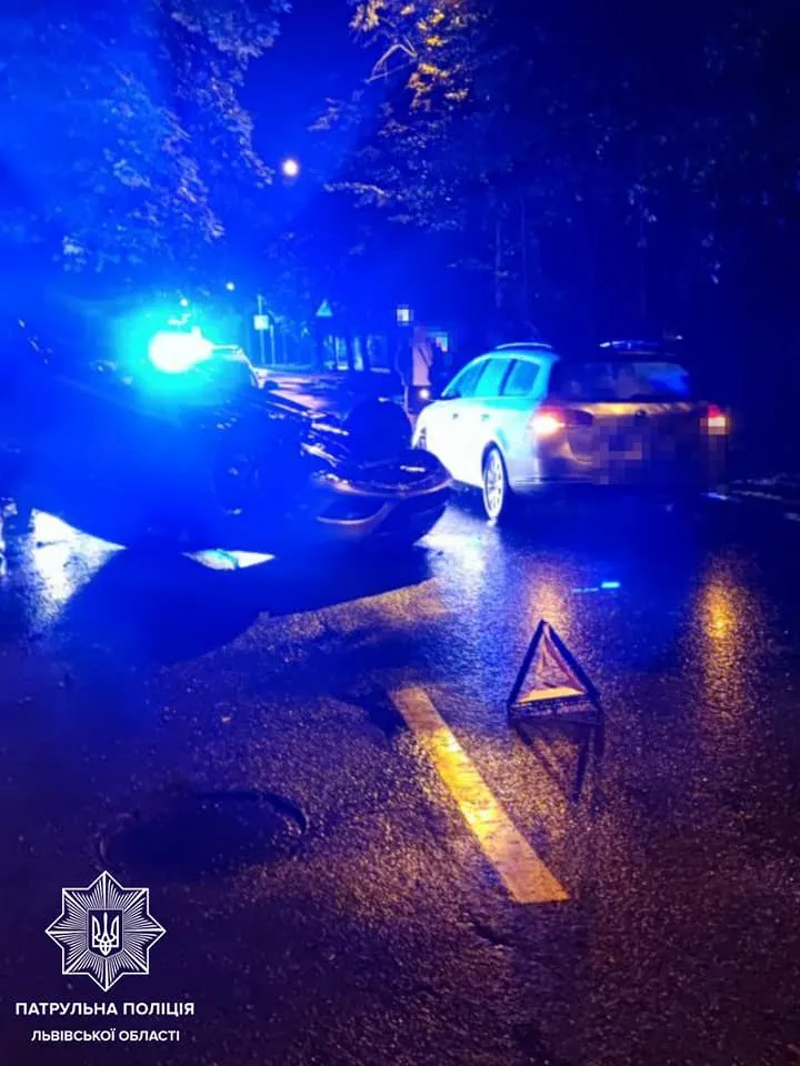 Від удару перекинувся на дах: п'яний львів'янин без прав вчинив потрійну ДТП – фото Від удару перекинувся на дах: п'яний львів'янин без прав вчинив потрійну ДТП – фото