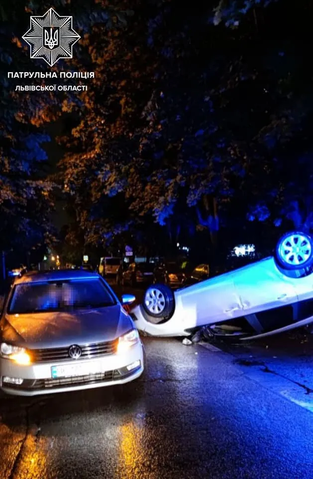Від удару перекинувся на дах: п'яний львів'янин без прав вчинив потрійну ДТП – фото Від удару перекинувся на дах: п'яний львів'янин без прав вчинив потрійну ДТП – фото