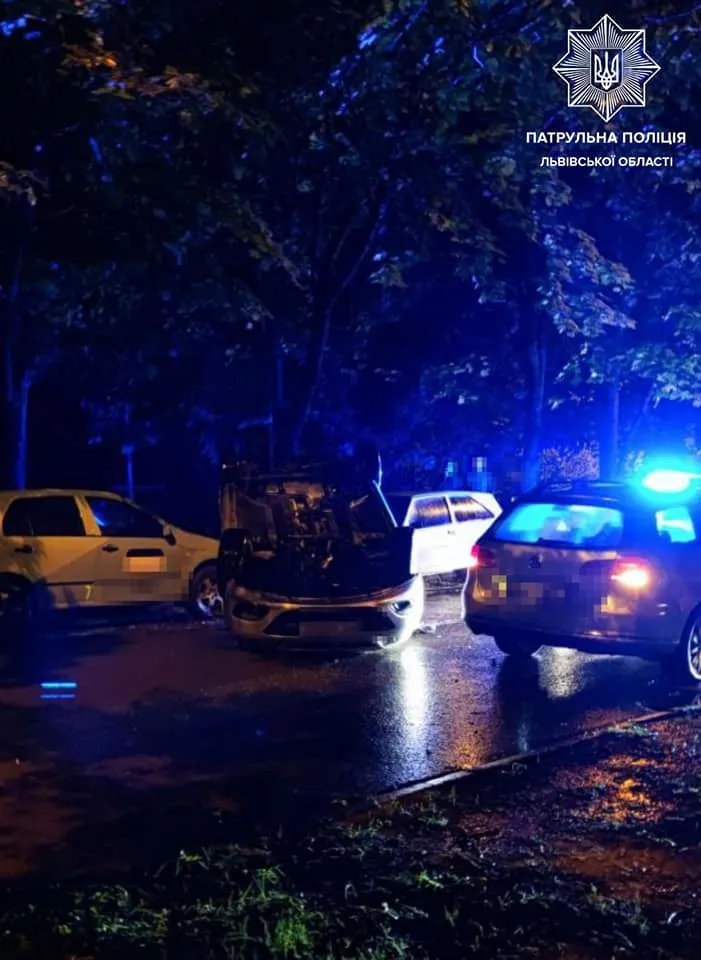 Від удару перекинувся на дах: п'яний львів'янин без прав вчинив потрійну ДТП – фото Від удару перекинувся на дах: п'яний львів'янин без прав вчинив потрійну ДТП – фото