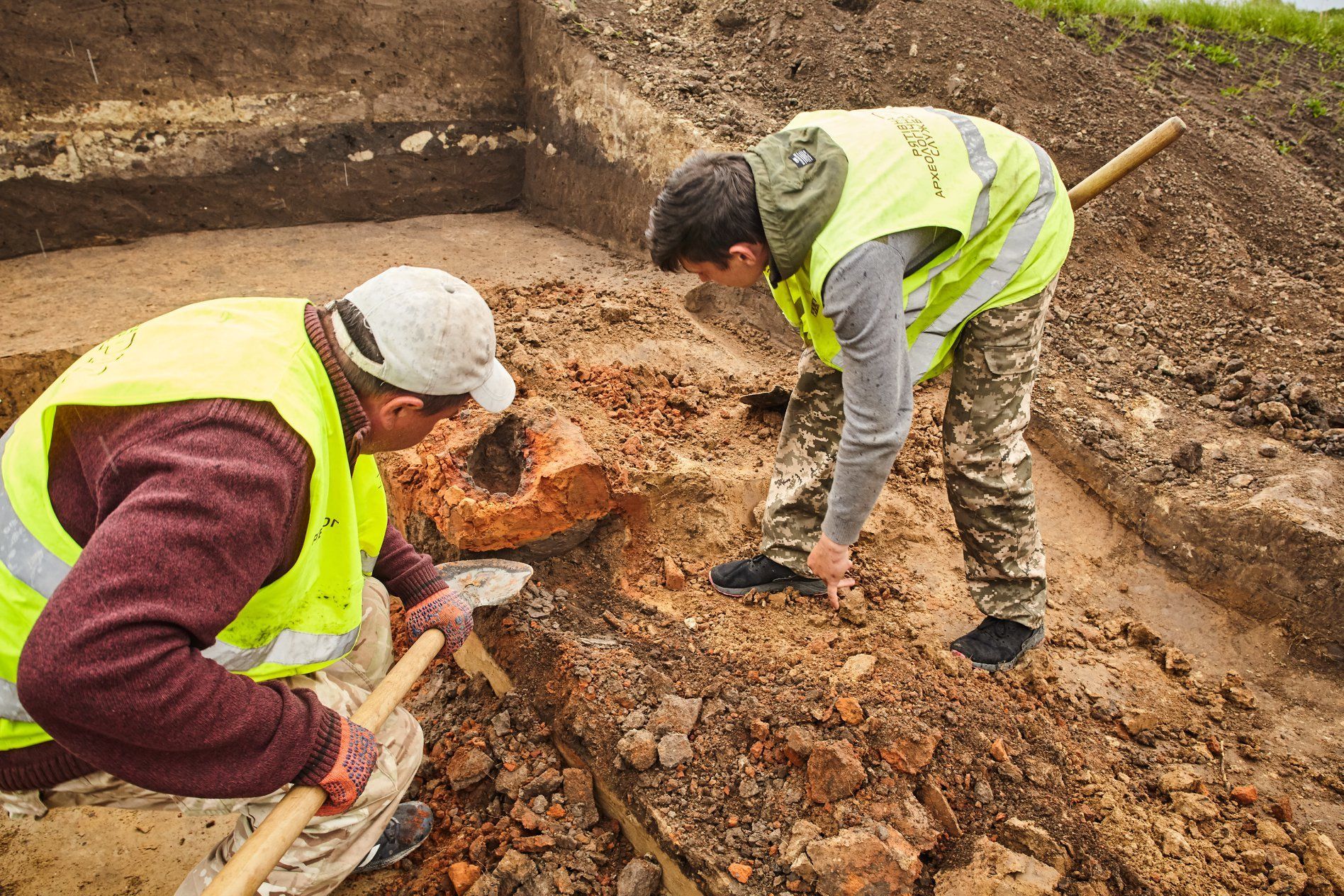 Тысяча лет под землей: на Львовщине нашли древний горн во время строительства дороги Тысяча лет под землей: на Львовщине нашли древний горн во время строительства дороги