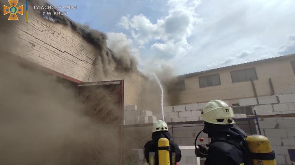 На Куренівці у Києві масштабно палають складські приміщення На Куренівці у Києві масштабно палають складські приміщення