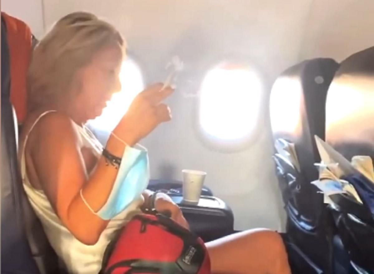Россиянка курила в салоне самолета во время полета: видео Россиянка курила в салоне самолета во время полета: видео