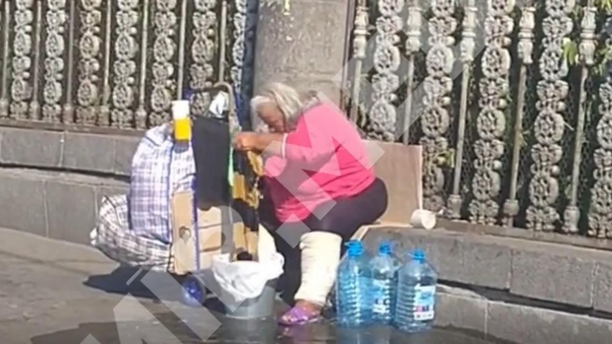 У Києві біля центрального вокзалу бездомна влаштувала велике прання