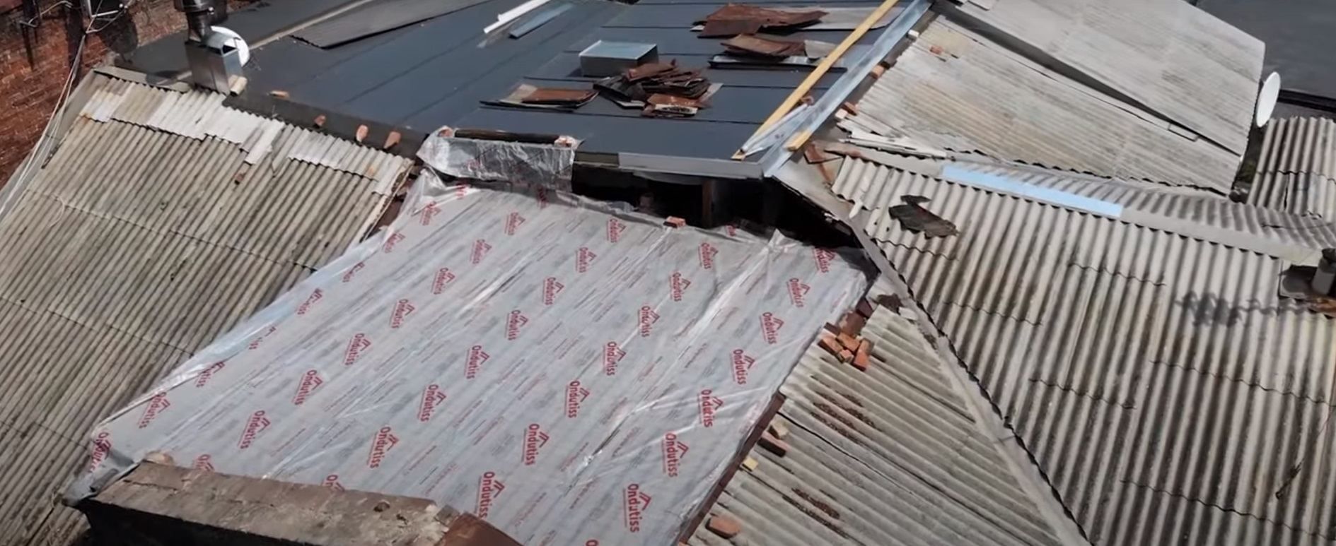 У Дніпрі будівельники незаконно звалили дах у житловому будинку