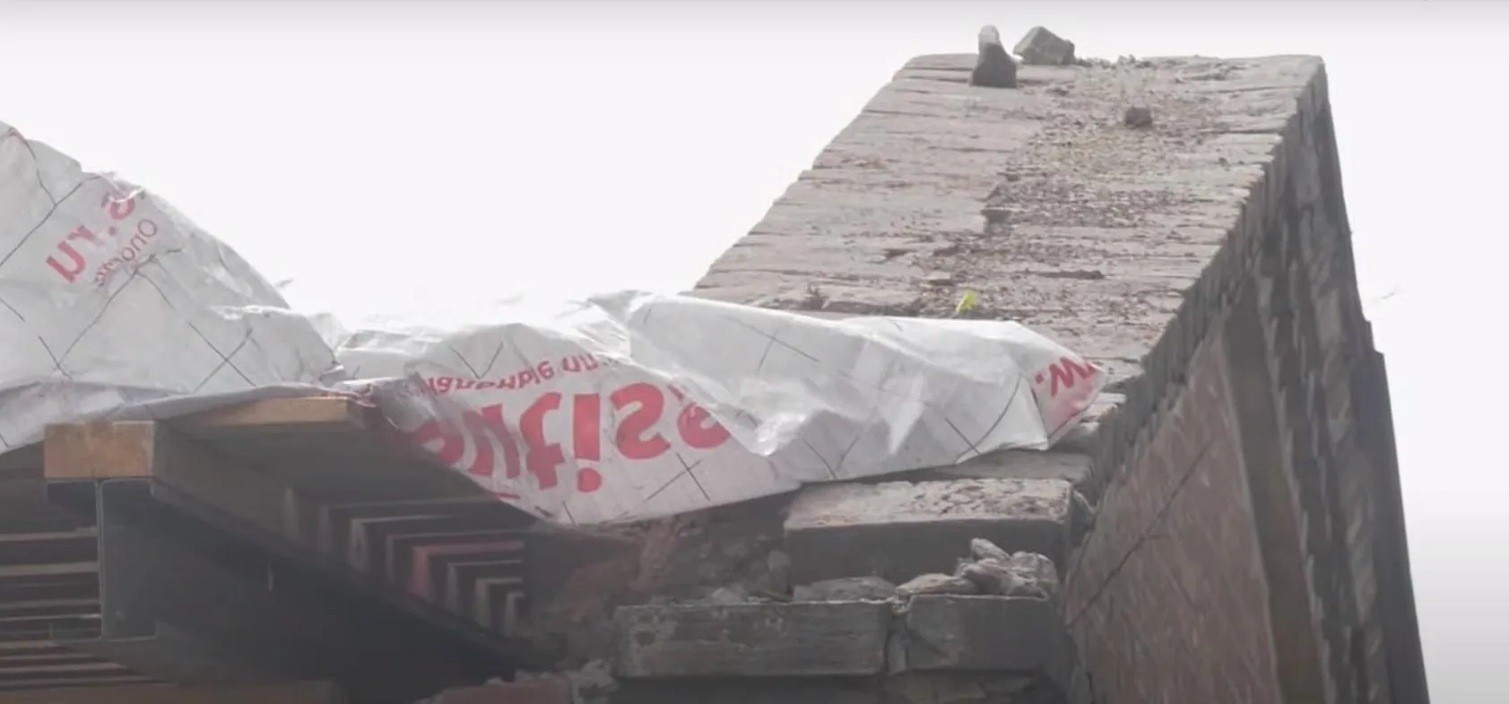 Звалили дах Будівельники Дніпро Незаконно Жителі скаржаться Звалили дах Будівельники Дніпро Незаконно Жителі скаржаться