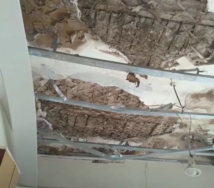 Дах звалили Будівельники Житловий комплекс незаконно Дах звалили Будівельники Житловий комплекс незаконно