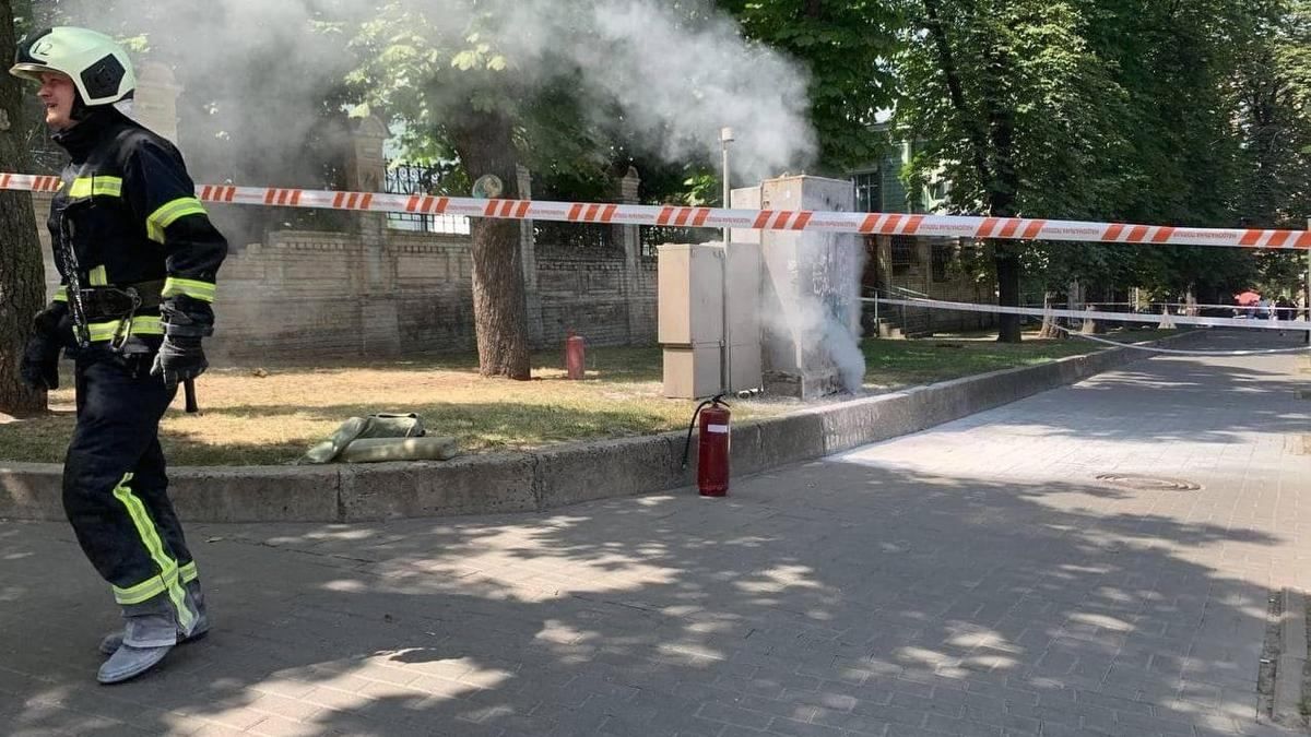 В Киеве возле Офиса президента загорелась трансформаторная будка