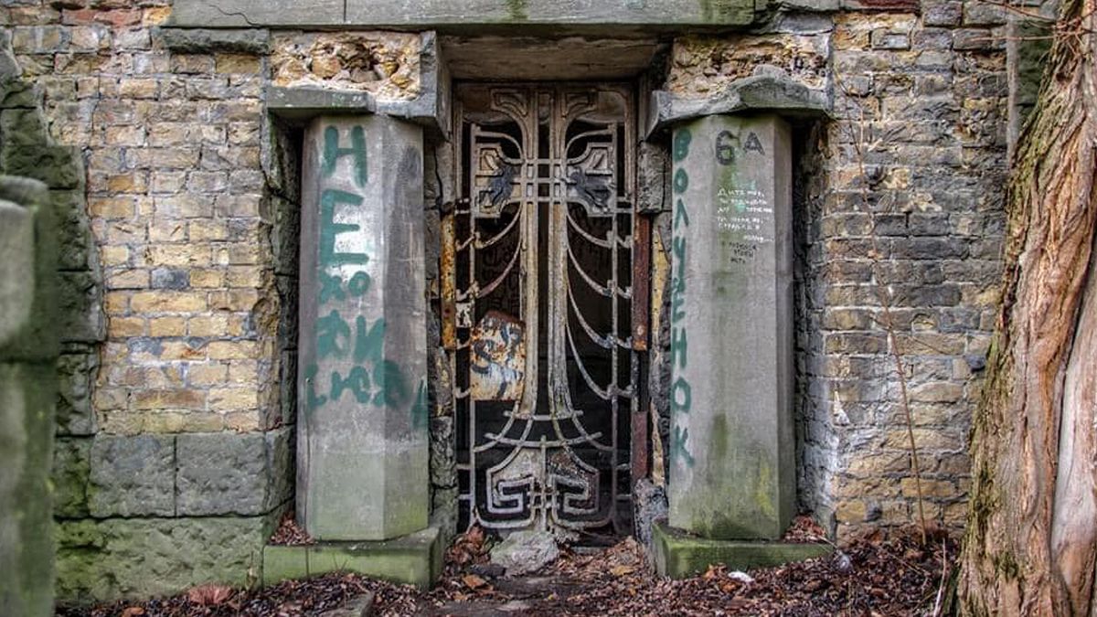 У Києві зникла старовинна хвіртка зі склепу на Байковому цвинтарі У Києві зникла старовинна хвіртка зі склепу на Байковому цвинтарі