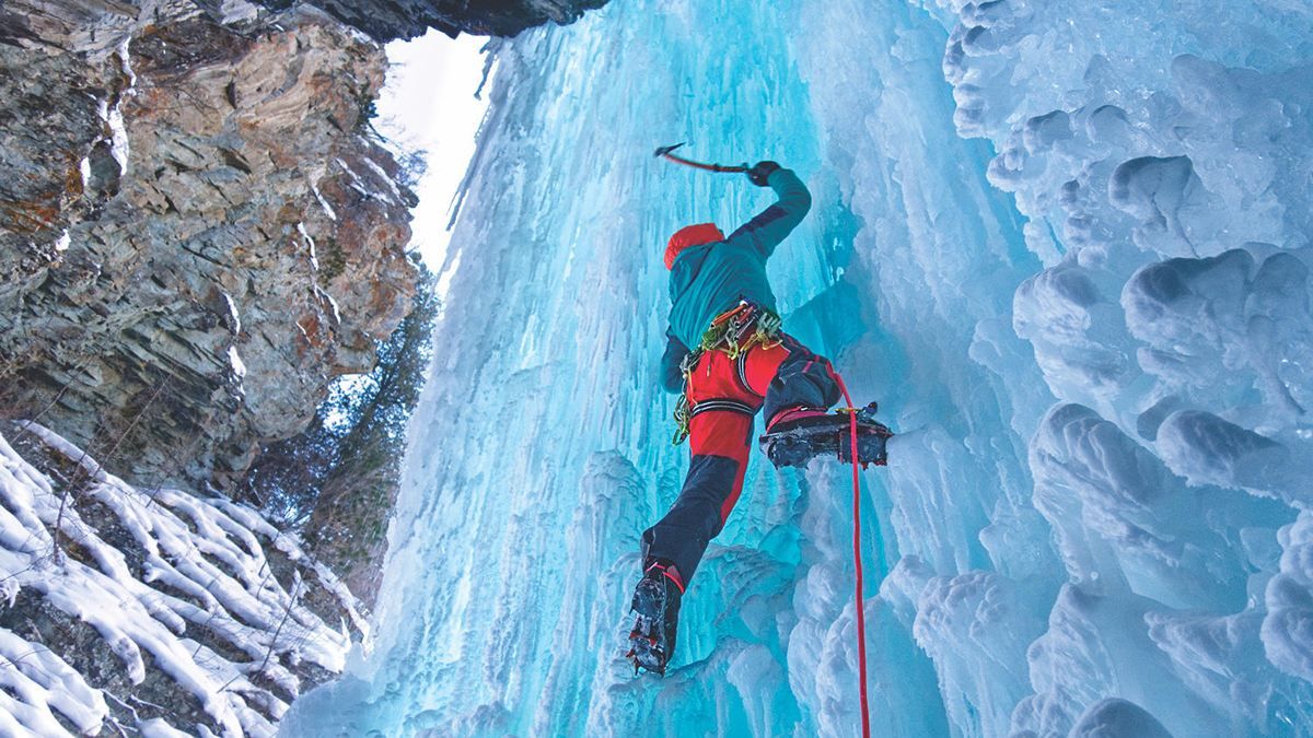 Водій вдарив поліцейського льодорубом у Дніпрі: яка причина Водій вдарив поліцейського льодорубом у Дніпрі: яка причина