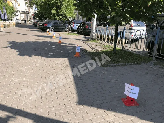 У столиці хтось забронював місце на тротуарі У столиці хтось забронював місце на тротуарі