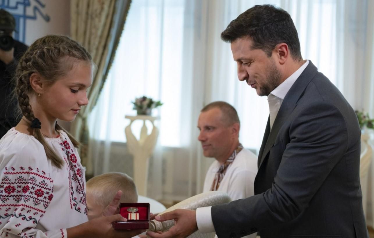 Зеленский вручил медаль украинке, спасшей 4 детей на Закарпатье