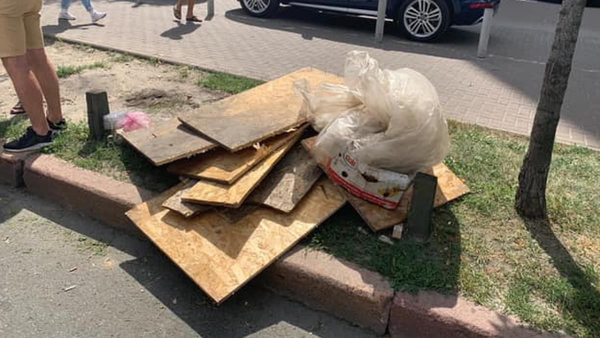 У Києві чоловік розрізав болгаркою стіл нелегальних торговців У Києві чоловік розрізав болгаркою стіл нелегальних торговців