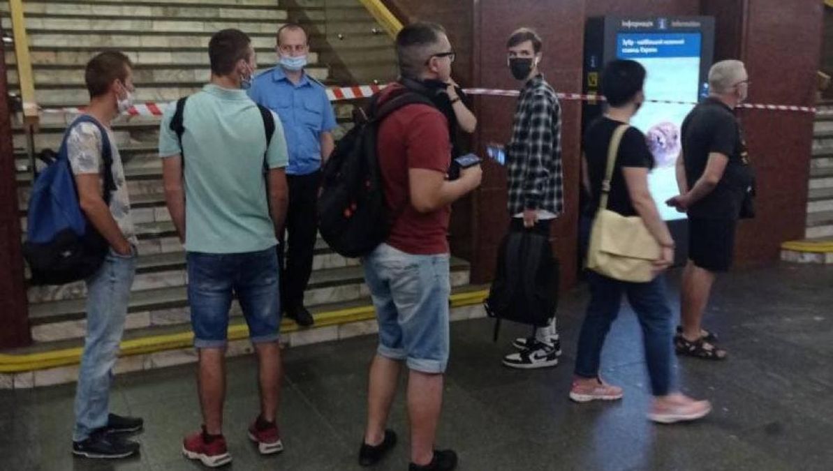 У метро Києва на пересадці між станціями знайшли підозрілий предмет У метро Києва на пересадці між станціями знайшли підозрілий предмет