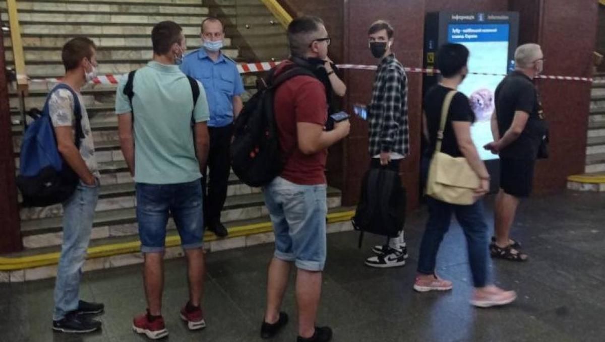 У метро Києва на пересадці між станціями знайшли підозрілий предмет