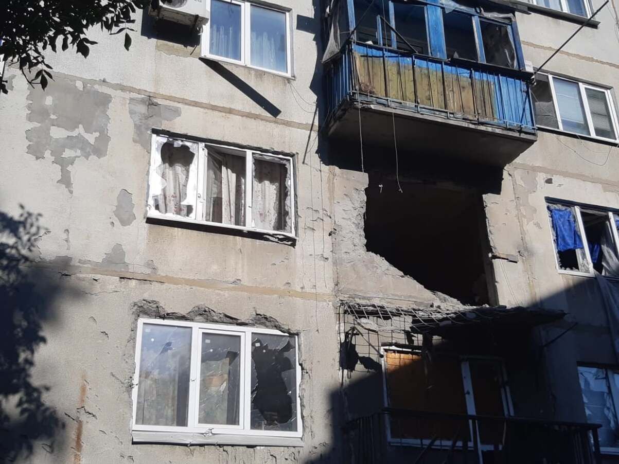 Бойовики обстріляли квартиру у Красногорівці: постраждав чоловік