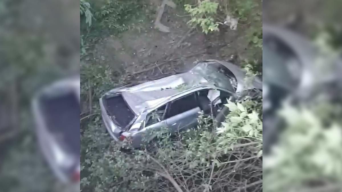 Автомобиль слетел с моста в реку в Харькове 04.08.2021: видео Автомобиль слетел с моста в реку в Харькове 04.08.2021: видео