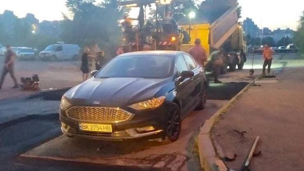 В Киеве коммунальщики положили асфальт вокруг припаркованной машины В Киеве коммунальщики положили асфальт вокруг припаркованной машины
