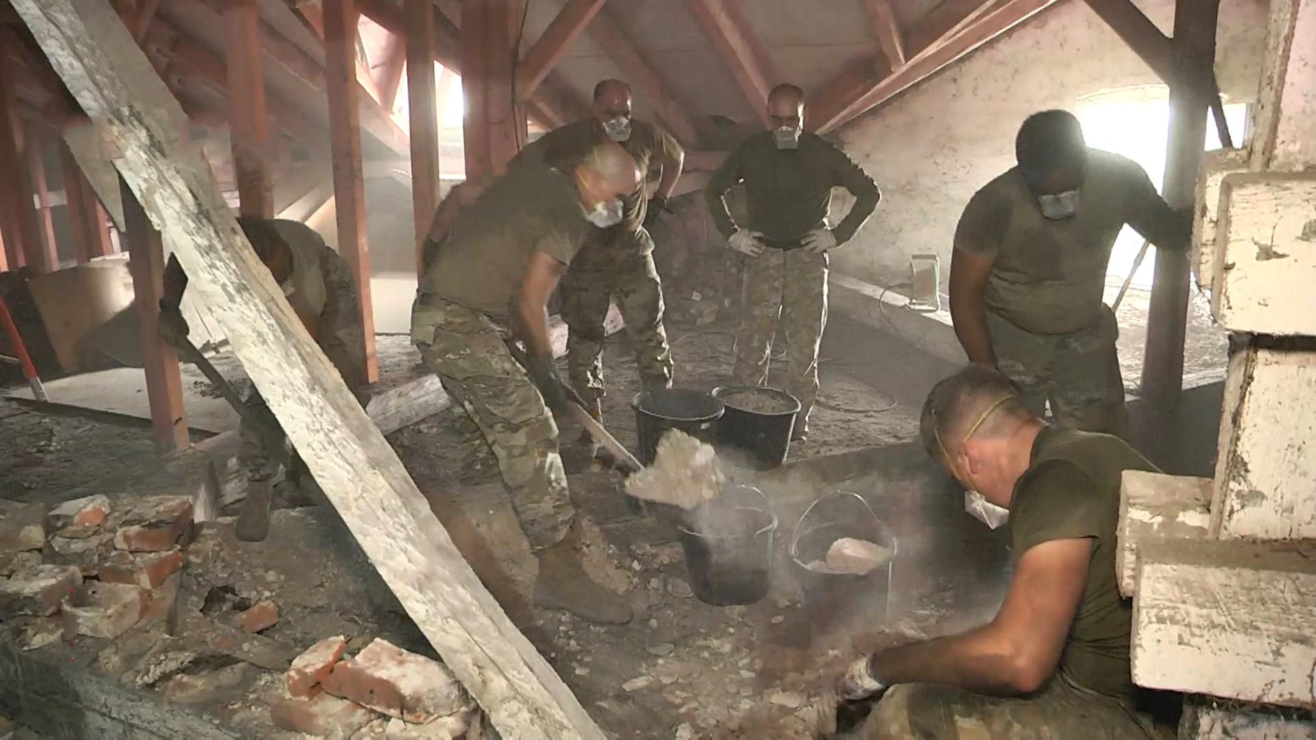 Військові НАТО на Львівщині допомагають ремонтувати школу-інтернат