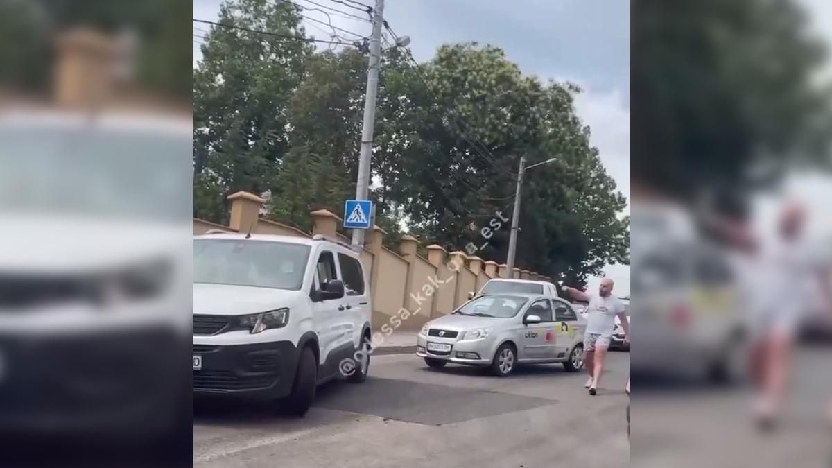 Таксист Uklon погрожував пістолетом водію в Одесі: відео