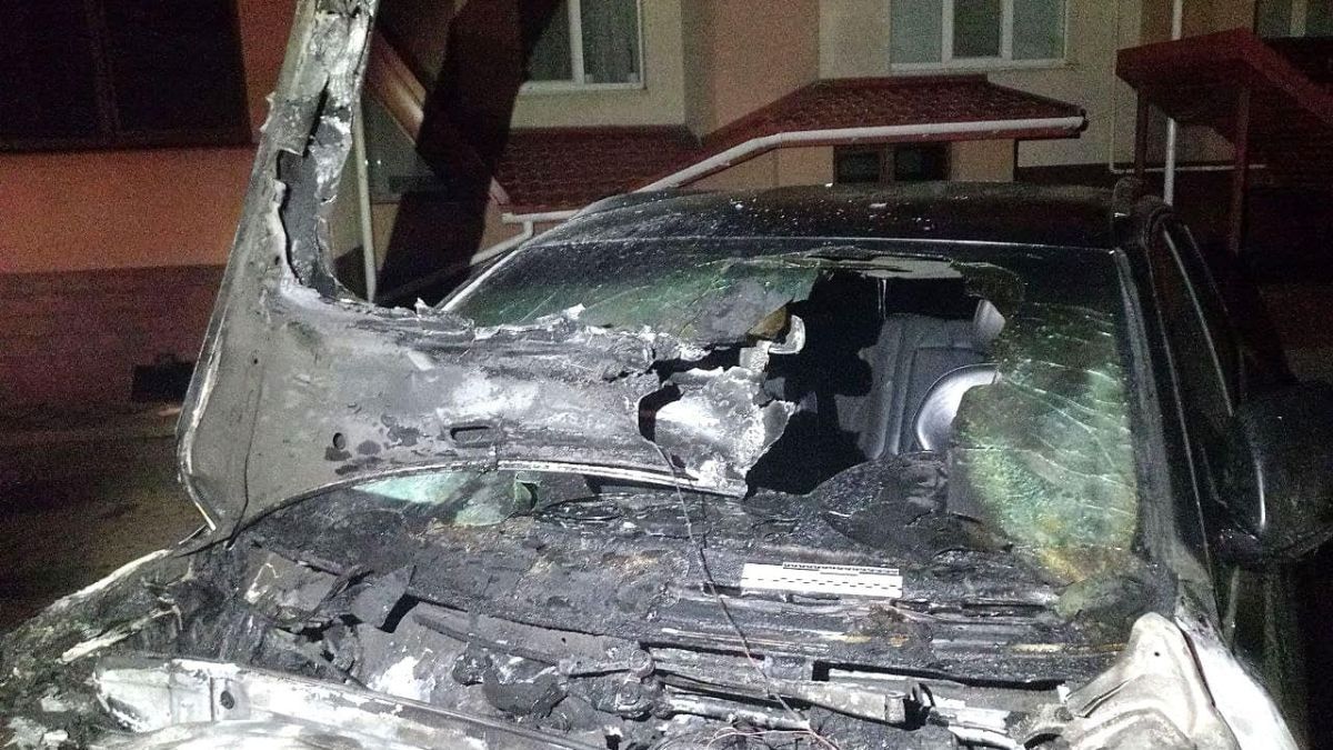 В Ровно ночью подожгли авто депутата: машина полностью обгорела