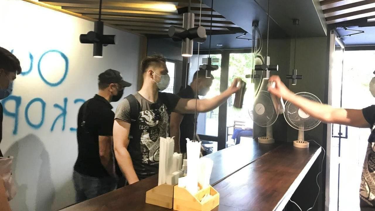Напали на кафе депутатки ОПЗЖ в Харкові: обмалювали стіни Напали на кафе депутатки ОПЗЖ в Харкові: обмалювали стіни