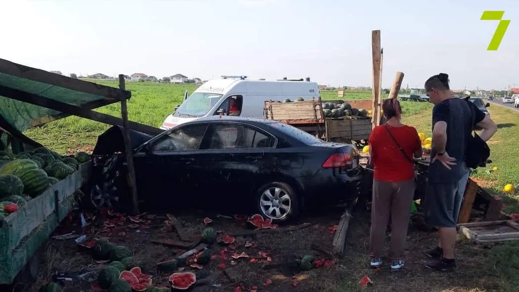 Авто знесло точку з кавунами на Одещині Авто знесло точку з кавунами на Одещині