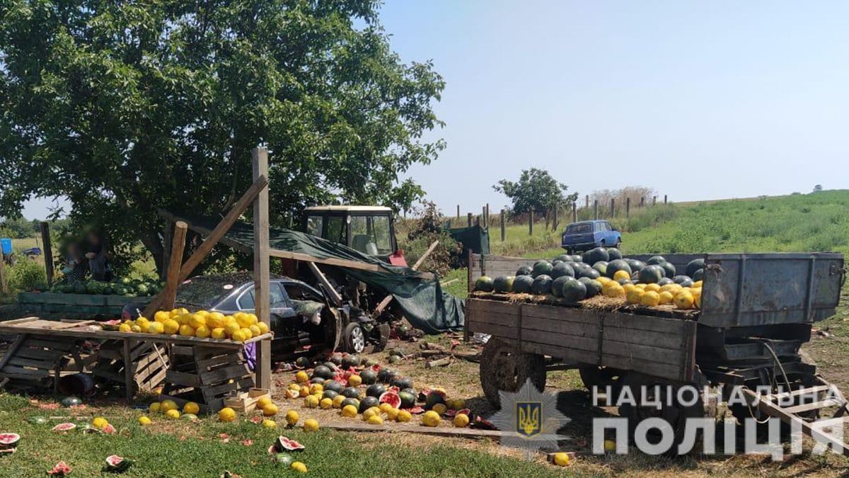 Авто снесло точку с арбузами в Одесской области: есть пострадавшие