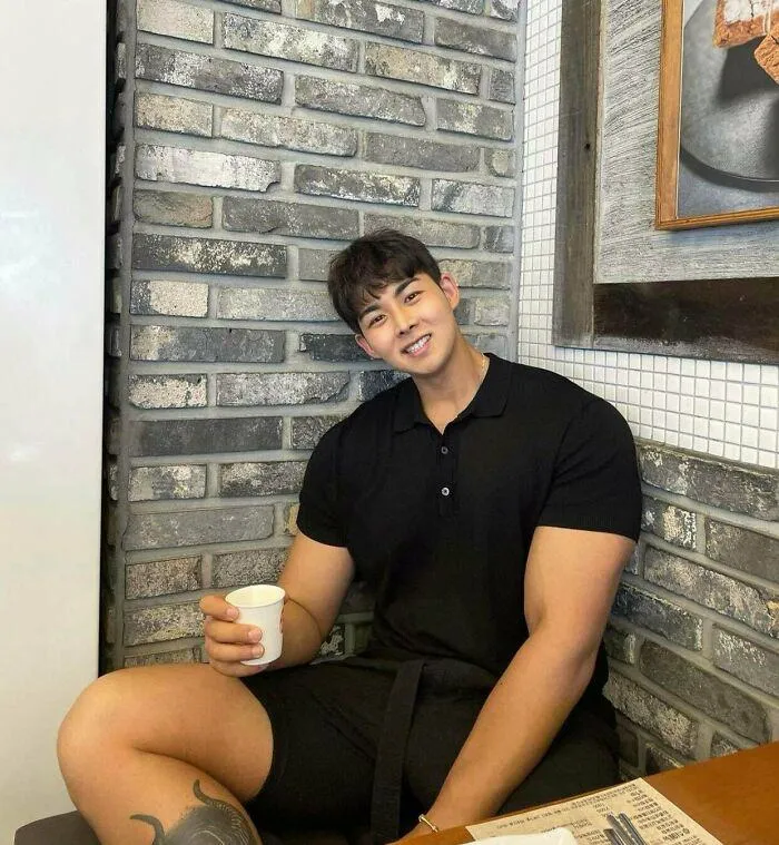 Просто хлопець підкачався до літа Просто хлопець підкачався до літа