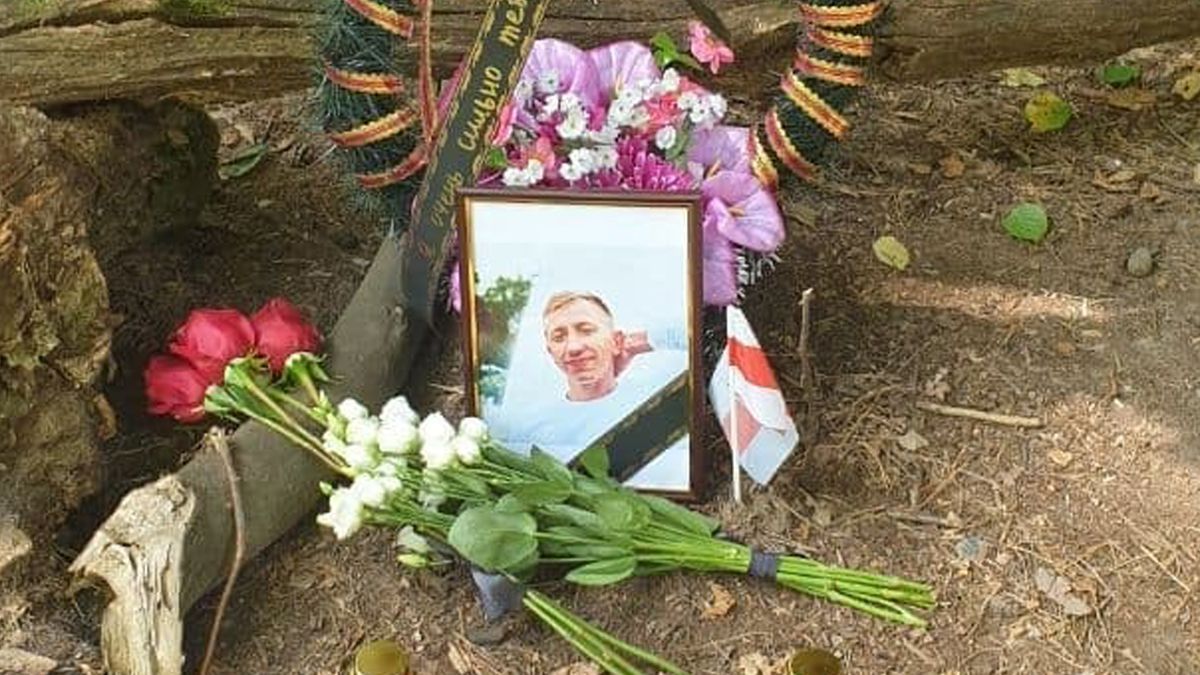 В Киеве на место убийства Шишова приносят цветы и флаги Беларуси
