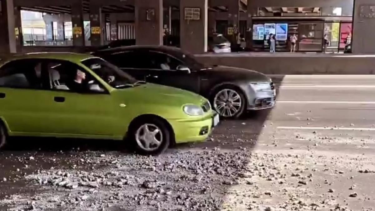 В Киеве устал очередной мост: на Осокорках на дорогу посыпался бетон В Киеве устал очередной мост: на Осокорках на дорогу посыпался бетон