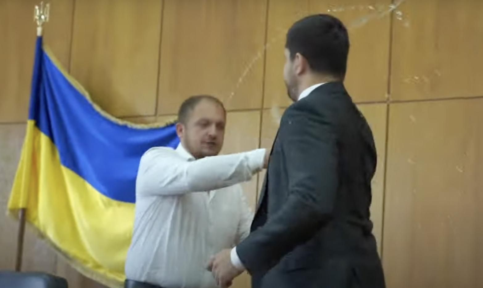Мэр Конотопа облил слугу Качуру водой, завязалась драка: видео Мэр Конотопа облил слугу Качуру водой, завязалась драка: видео