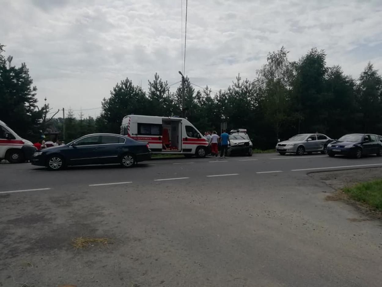 Возле Львова столкнулись полицейский автомобиль и легковушка: есть пострадавшие - фото и видео Возле Львова столкнулись полицейский автомобиль и легковушка: есть пострадавшие - фото и видео