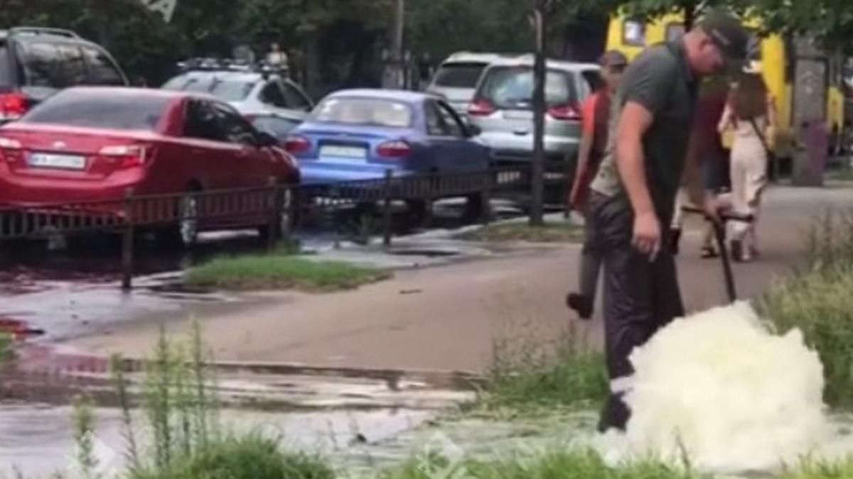 На Нивках посеред тротуару утворився гейзер: відео - Новини Києва