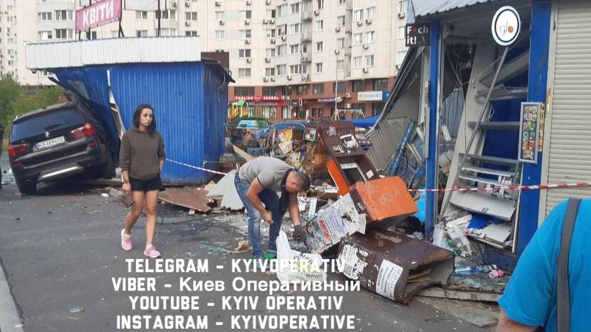 На Позняках у Києві дівчина на елітному BMW протаранила 3 МАФи На Позняках у Києві дівчина на елітному BMW протаранила 3 МАФи