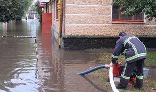 Підтоплені будинки, повалені дерева та відсутність світла: Україною пронеслася негода