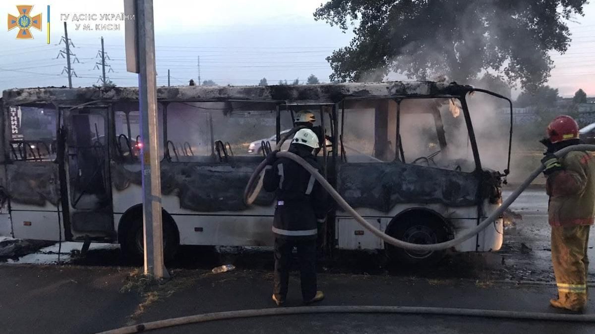У Києві вщент згоріла маршрутка, постраждав водій У Києві вщент згоріла маршрутка, постраждав водій