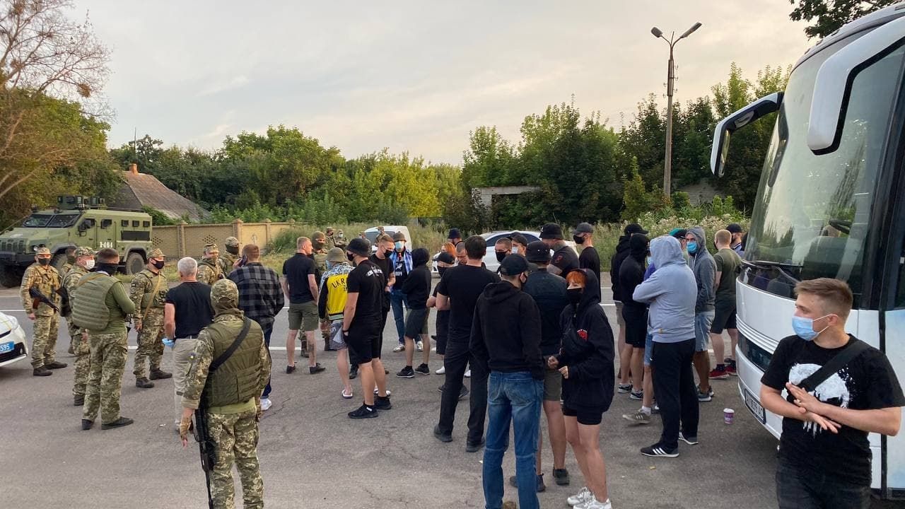 СБУ обыскала членов Нацкорпусу под Харьковом СБУ обыскала членов Нацкорпусу под Харьковом