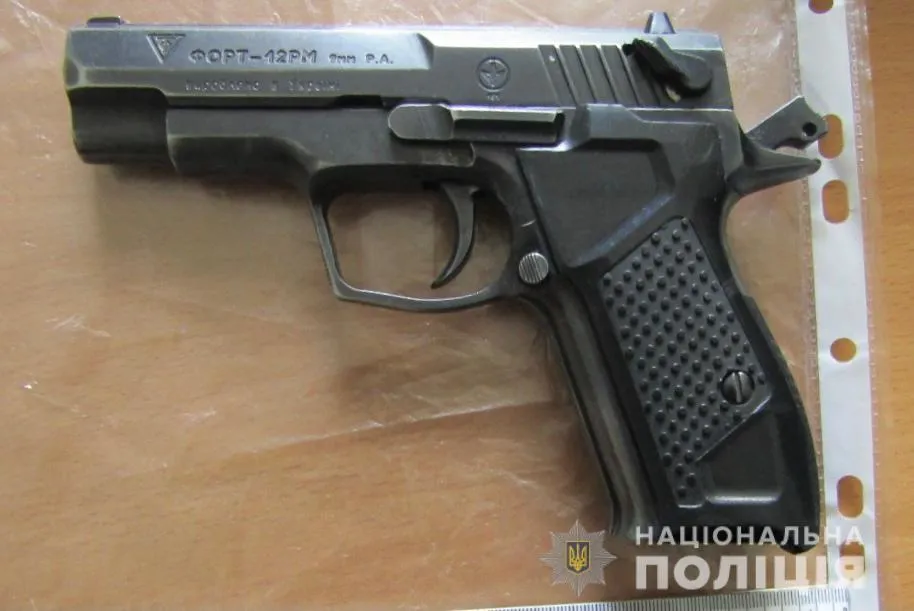 на Київщині комунальник погрожував колезі пістолетом