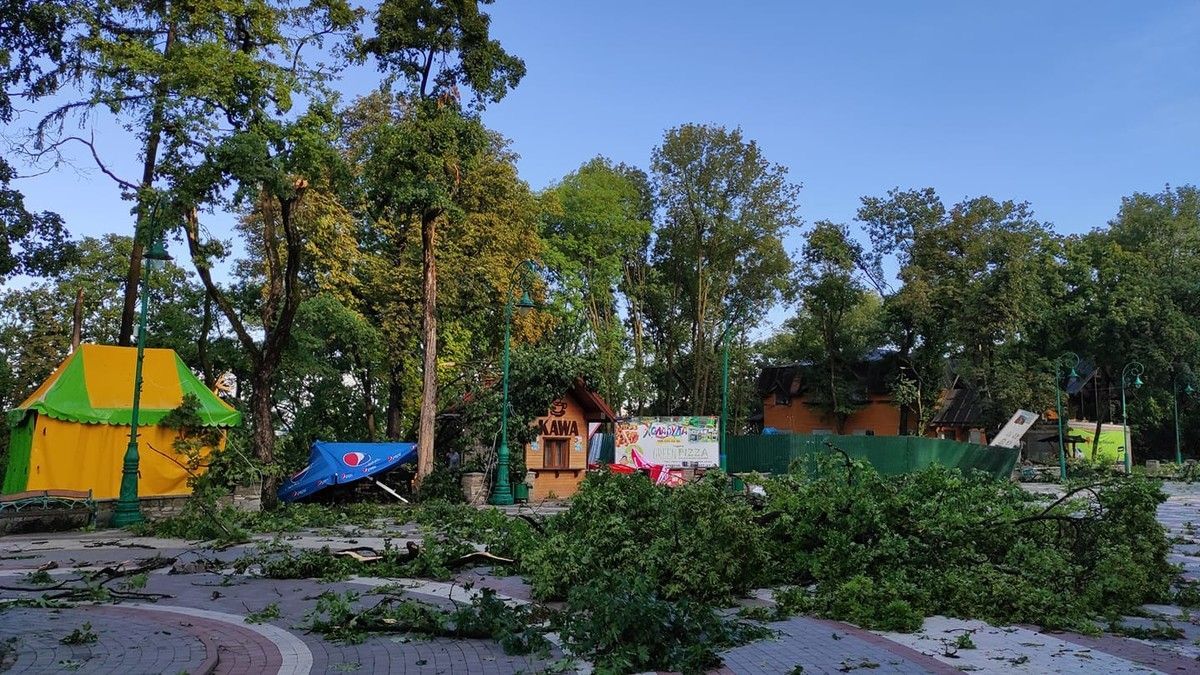 В Каменец-Подольском сильный ураган сорвал крыши домов