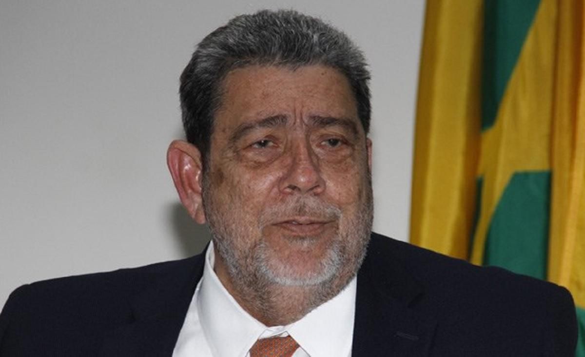 Во время протестов против вакцинации ранили премьер-министра Сент-Винсент и Гренадин