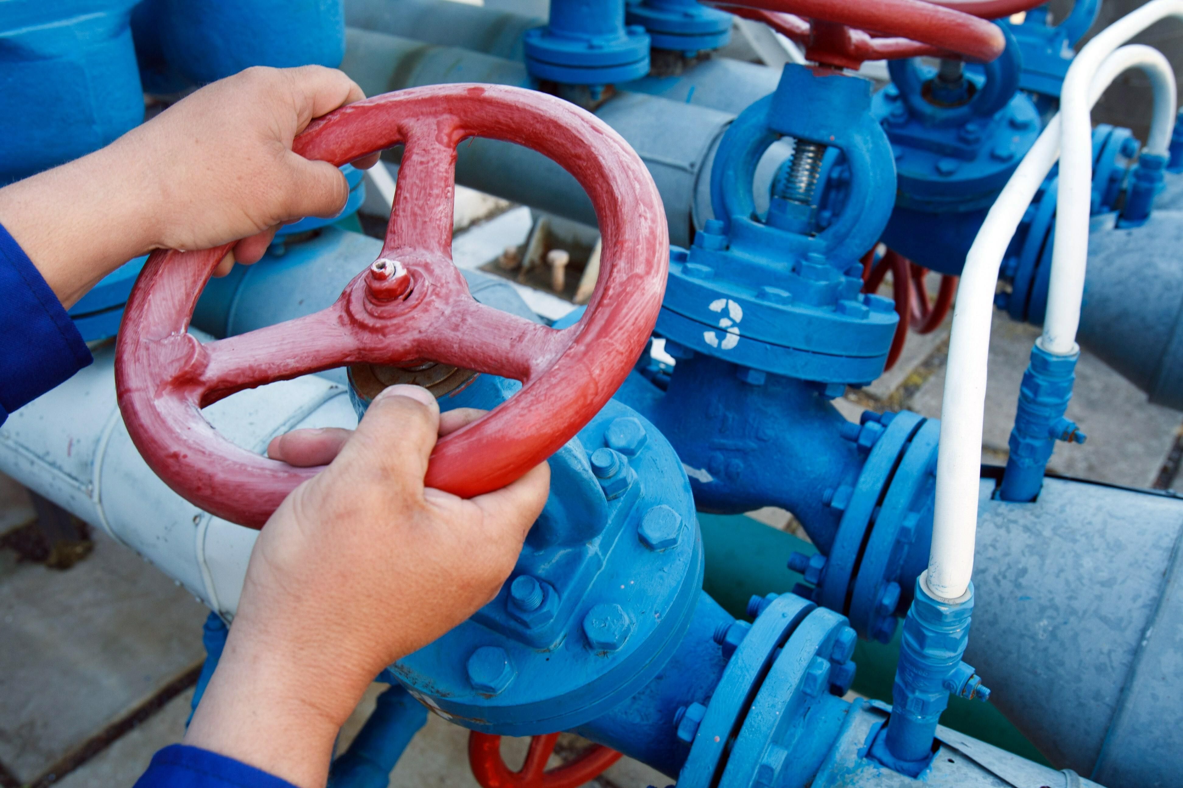 Газпром опустошает хранилища газа в Европе, избегая транзита Украиной