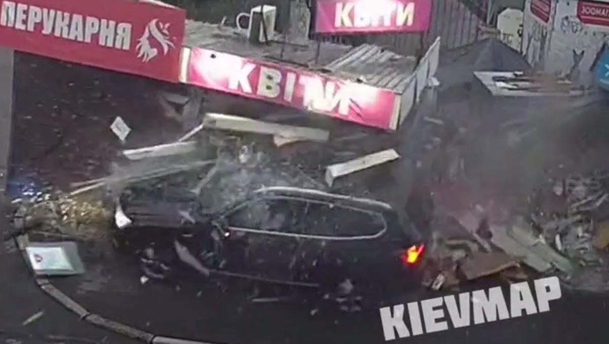 З'явилося відео масштабної ДТП на Позняках у Києві З'явилося відео масштабної ДТП на Позняках у Києві