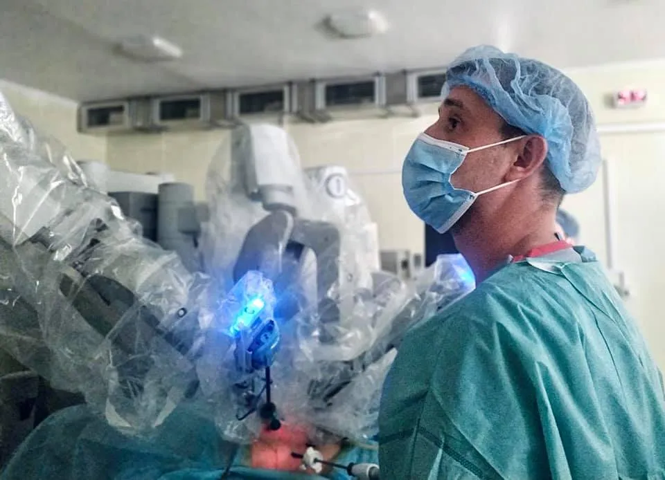 Львівські медики провели дитині надскладну операцію з допомогою робота-хірурга Da Vinci: фото