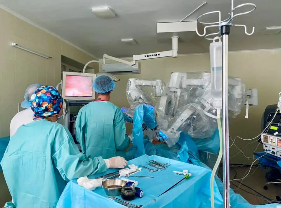 Львівські медики провели дитині надскладну операцію з допомогою робота-хірурга Da Vinci: фото