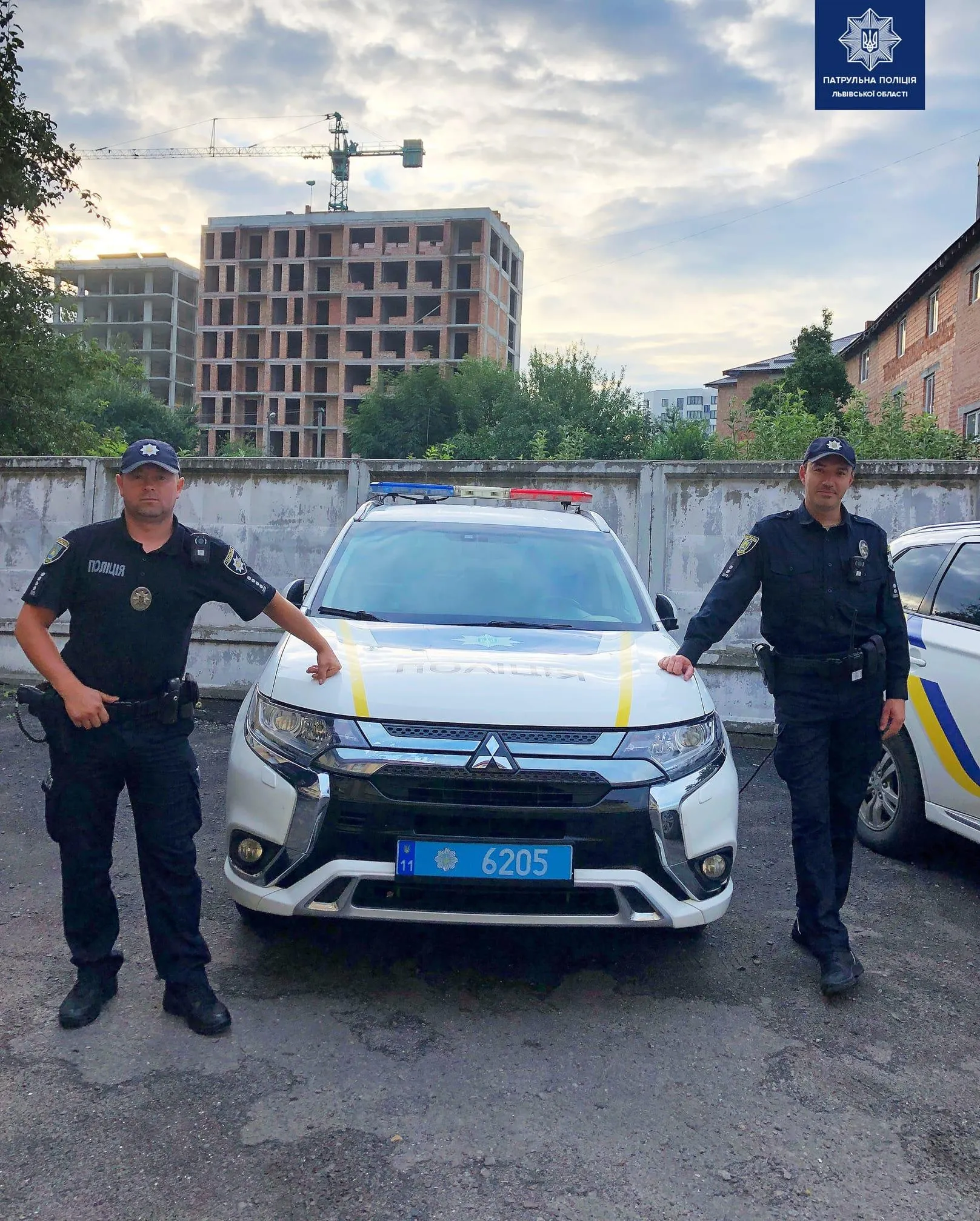 Лежала на підлозі у важкому стані: львівські патрульні врятували жінку – фото Лежала на підлозі у важкому стані: львівські патрульні врятували жінку – фото