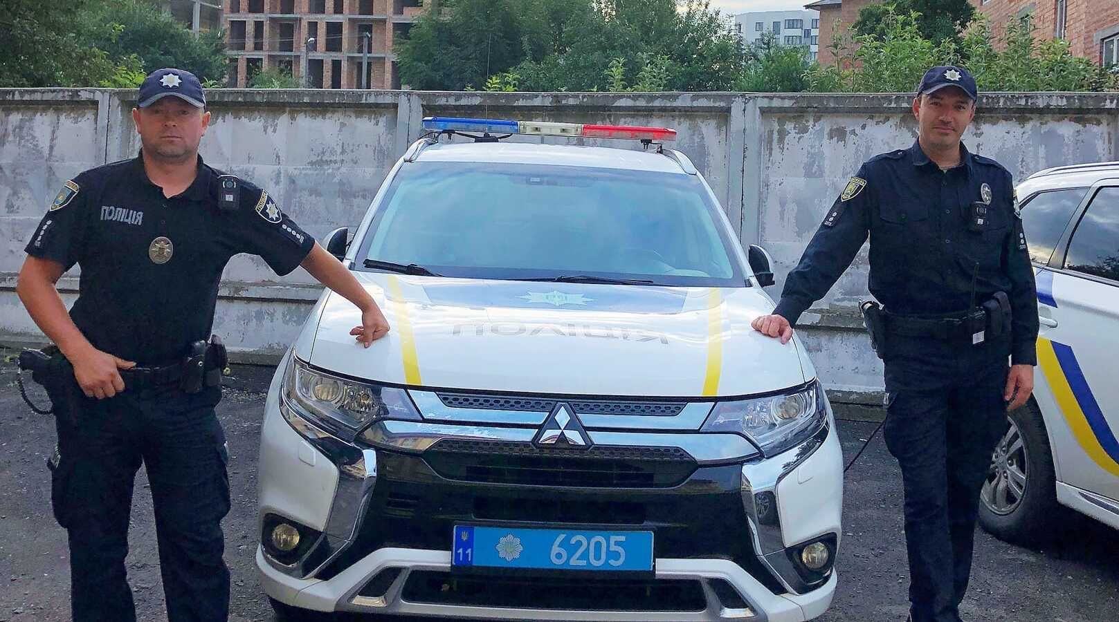 Лежала на полу в тяжелом состоянии: львовские патрульные спасли женщину - фото Лежала на полу в тяжелом состоянии: львовские патрульные спасли женщину - фото